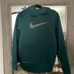 Boys, Nike Therma-fit pullover hoodie, size Medium!